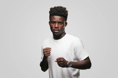 Genç serin siyah adam işareti. tek renkli bir arka plana dayanır kişi kesip
