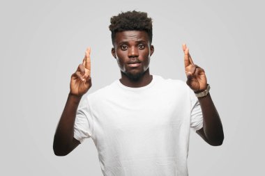 Genç serin siyah adam işareti. tek renkli bir arka plana dayanır kişi kesip