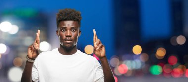 Genç serin siyah adam işareti. tek renkli bir arka plana dayanır kişi kesip