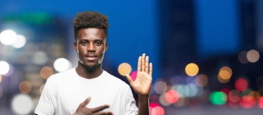 Genç serin siyah adam işareti. tek renkli bir arka plana dayanır kişi kesip