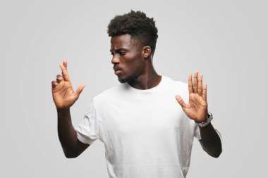 Genç serin siyah adam işareti. tek renkli bir arka plana dayanır kişi kesip