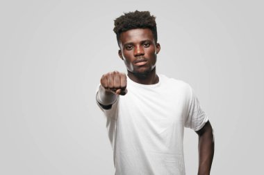 Genç serin siyah adam işareti. tek renkli bir arka plana dayanır kişi kesip