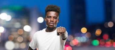 Genç serin siyah adam işareti. tek renkli bir arka plana dayanır kişi kesip