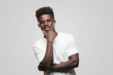 Genç serin siyah adam işareti. tek renkli bir arka plana dayanır kişi kesip