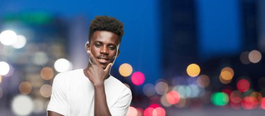 Genç serin siyah adam işareti. tek renkli bir arka plana dayanır kişi kesip