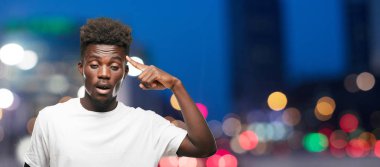 Genç serin siyah adam işareti. tek renkli bir arka plana dayanır kişi kesip