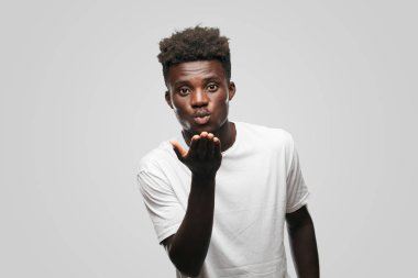 Genç serin siyah adam işareti. tek renkli bir arka plana dayanır kişi kesip