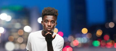 Genç serin siyah adam işareti. tek renkli bir arka plana dayanır kişi kesip