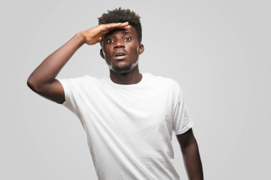 Genç serin siyah adam işareti. tek renkli bir arka plana dayanır kişi kesip