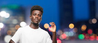 Genç serin siyah adam işareti. tek renkli bir arka plana dayanır kişi kesip