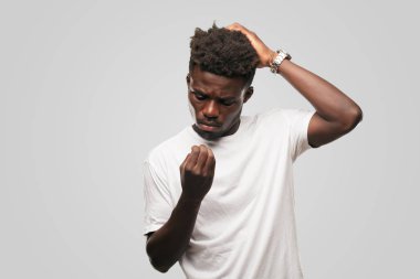 Genç serin siyah adam işareti. tek renkli bir arka plana dayanır kişi kesip