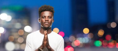 Genç serin siyah adam işareti. tek renkli bir arka plana dayanır kişi kesip