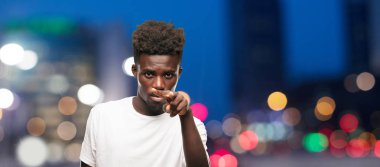 Genç serin siyah adam işareti. tek renkli bir arka plana dayanır kişi kesip