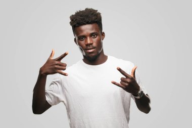 Genç serin siyah adam işareti. tek renkli bir arka plana dayanır kişi kesip