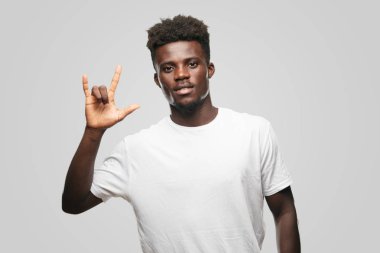 Genç serin siyah adam işareti. tek renkli bir arka plana dayanır kişi kesip