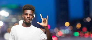 Genç serin siyah adam işareti. tek renkli bir arka plana dayanır kişi kesip