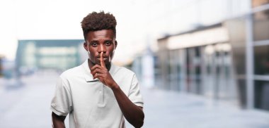 Genç serin siyah adam işareti. tek renkli bir arka plana dayanır kişi kesip