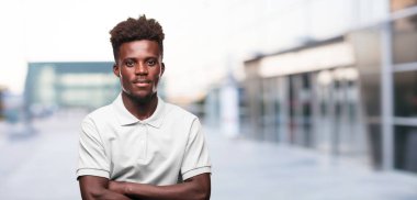 Genç serin siyah adam işareti. tek renkli bir arka plana dayanır kişi kesip