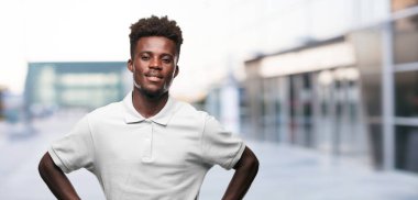 Genç serin siyah adam işareti. tek renkli bir arka plana dayanır kişi kesip