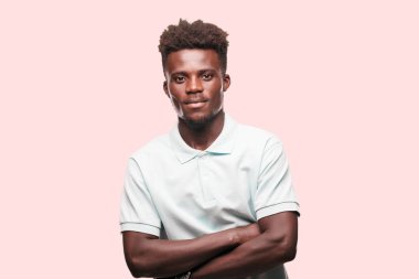 Genç serin siyah adam işareti. tek renkli bir arka plana dayanır kişi kesip