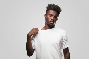 Genç serin siyah adam işareti. tek renkli bir arka plana dayanır kişi kesip