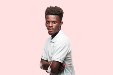 Genç serin siyah adam işareti. tek renkli bir arka plana dayanır kişi kesip