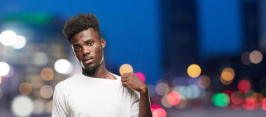 Genç serin siyah adam işareti. tek renkli bir arka plana dayanır kişi kesip