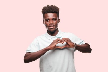 Genç serin siyah adam işareti. tek renkli bir arka plana dayanır kişi kesip