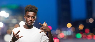 Genç serin siyah adam işareti. tek renkli bir arka plana dayanır kişi kesip