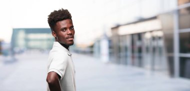 Genç serin siyah adam işareti. tek renkli bir arka plana dayanır kişi kesip