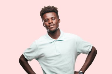 Genç serin siyah adam işareti. tek renkli bir arka plana dayanır kişi kesip