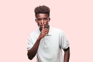 Genç serin siyah adam işareti. tek renkli bir arka plana dayanır kişi kesip