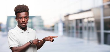 Genç serin siyah adam işareti. tek renkli bir arka plana dayanır kişi kesip