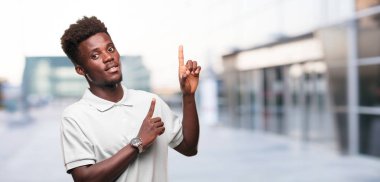 Genç serin siyah adam işareti. tek renkli bir arka plana dayanır kişi kesip