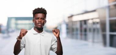 Genç serin siyah adam işareti. tek renkli bir arka plana dayanır kişi kesip