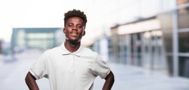 Genç serin siyah adam işareti. tek renkli bir arka plana dayanır kişi kesip