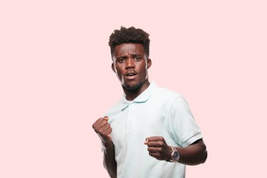 Genç serin siyah adam işareti. tek renkli bir arka plana dayanır kişi kesip