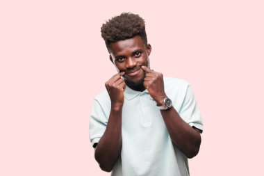 Genç serin siyah adam işareti. tek renkli bir arka plana dayanır kişi kesip