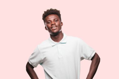 Genç serin siyah adam işareti. tek renkli bir arka plana dayanır kişi kesip