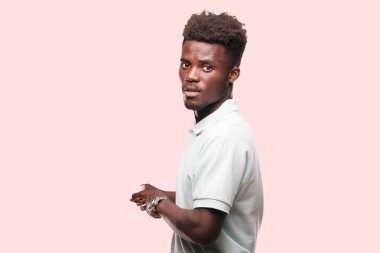 Genç serin siyah adam işareti. tek renkli bir arka plana dayanır kişi kesip