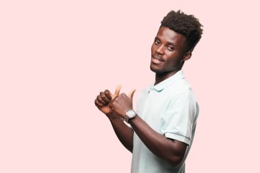 Genç serin siyah adam işareti. tek renkli bir arka plana dayanır kişi kesip