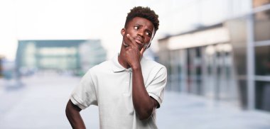 Genç serin siyah adam işareti. tek renkli bir arka plana dayanır kişi kesip