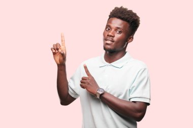 Genç serin siyah adam işareti. tek renkli bir arka plana dayanır kişi kesip