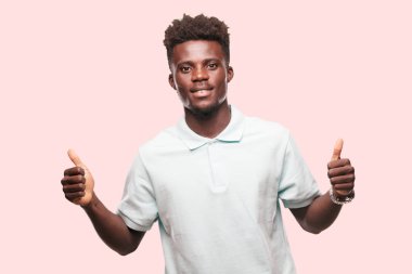 Genç serin siyah adam işareti. tek renkli bir arka plana dayanır kişi kesip