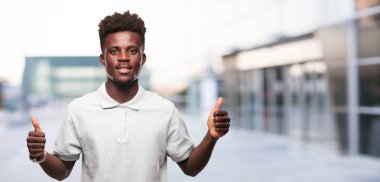 Genç serin siyah adam işareti. tek renkli bir arka plana dayanır kişi kesip