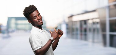 Genç serin siyah adam işareti. tek renkli bir arka plana dayanır kişi kesip