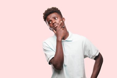 Genç serin siyah adam işareti. tek renkli bir arka plana dayanır kişi kesip