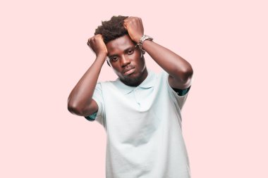 Genç serin siyah adam işareti. tek renkli bir arka plana dayanır kişi kesip