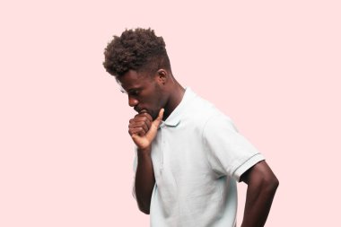 Genç serin siyah adam işareti. tek renkli bir arka plana dayanır kişi kesip