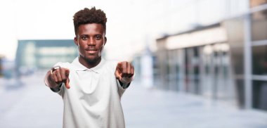 Genç serin siyah adam işareti. tek renkli bir arka plana dayanır kişi kesip